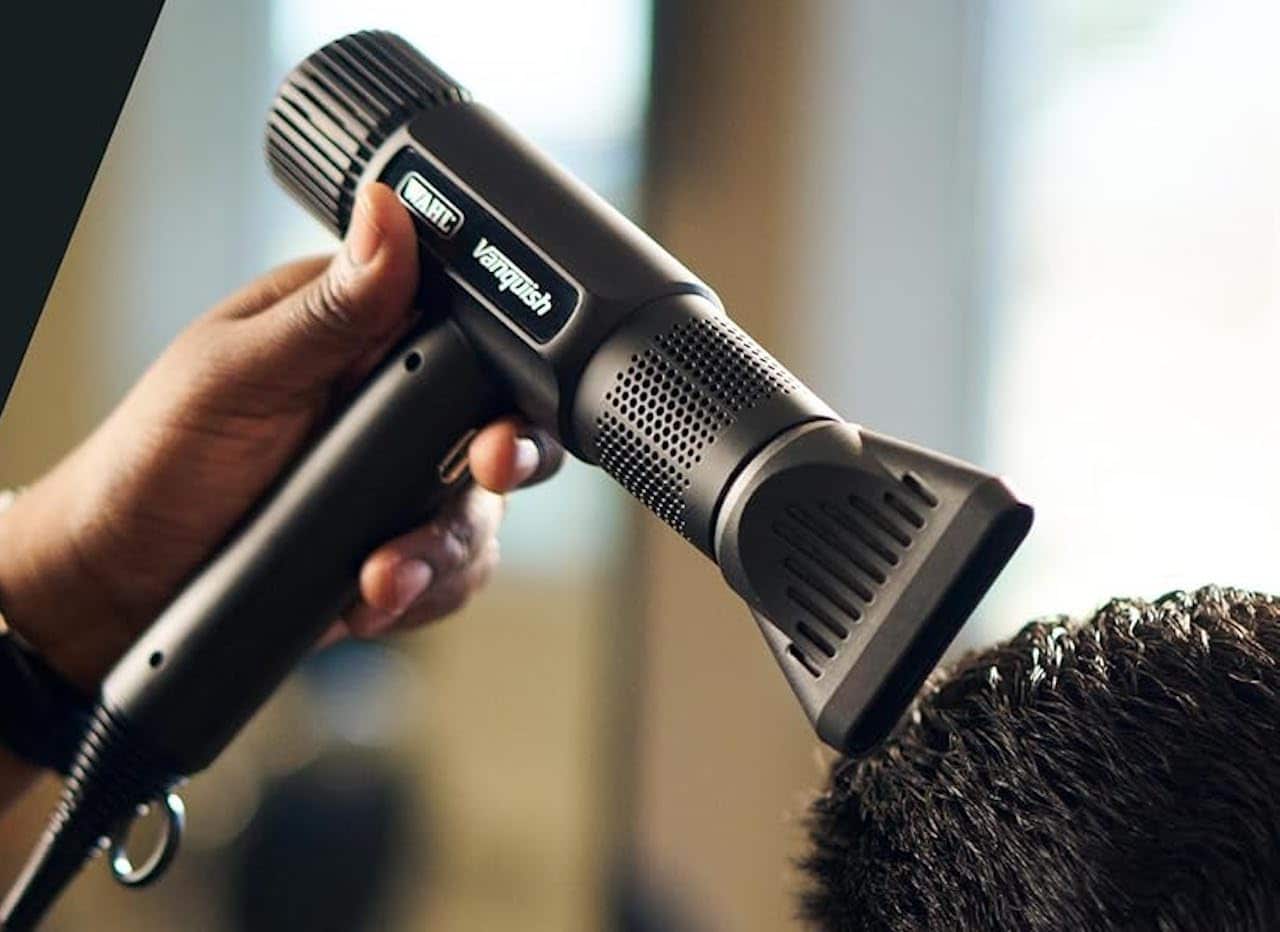 Zoom sur un sèche-cheveux de la marque Wahl.