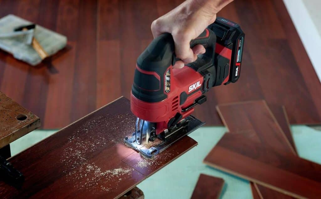 Une personne qui utilise une scie sauteuse de la marque SKIL.