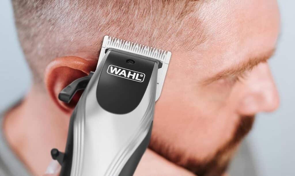 Un homme qui utilise une tondeuse à cheveux de la marque Wahl.