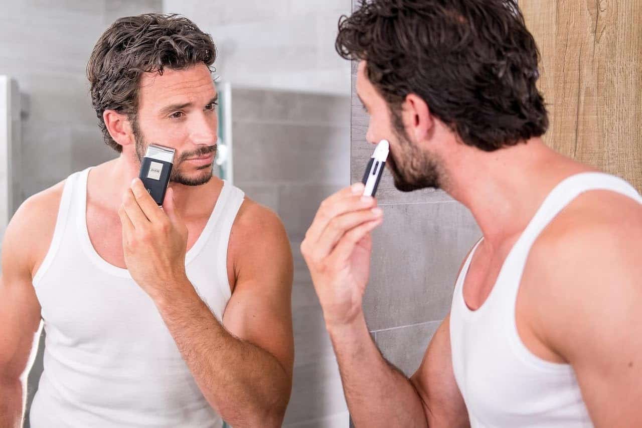 Un homme qui utilise une tondeuse à barbe de chez Wahl.