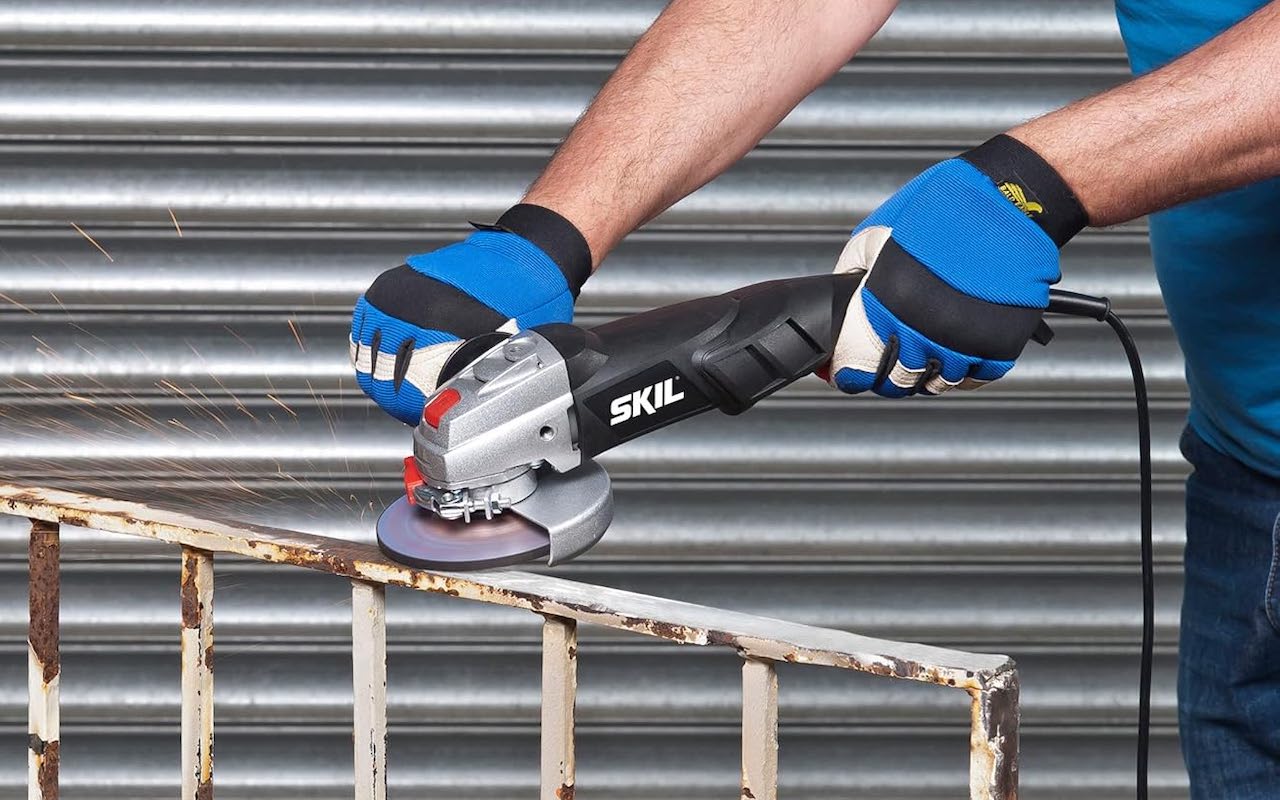 Zoom sur une meuleuse de la marque SKIL.