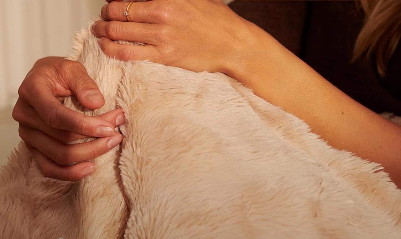 Zoom sur une couverture chauffante de chez Duux.