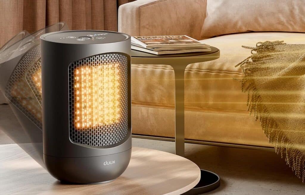 Un chauffage de la marque Duux posé sur une table de salon.