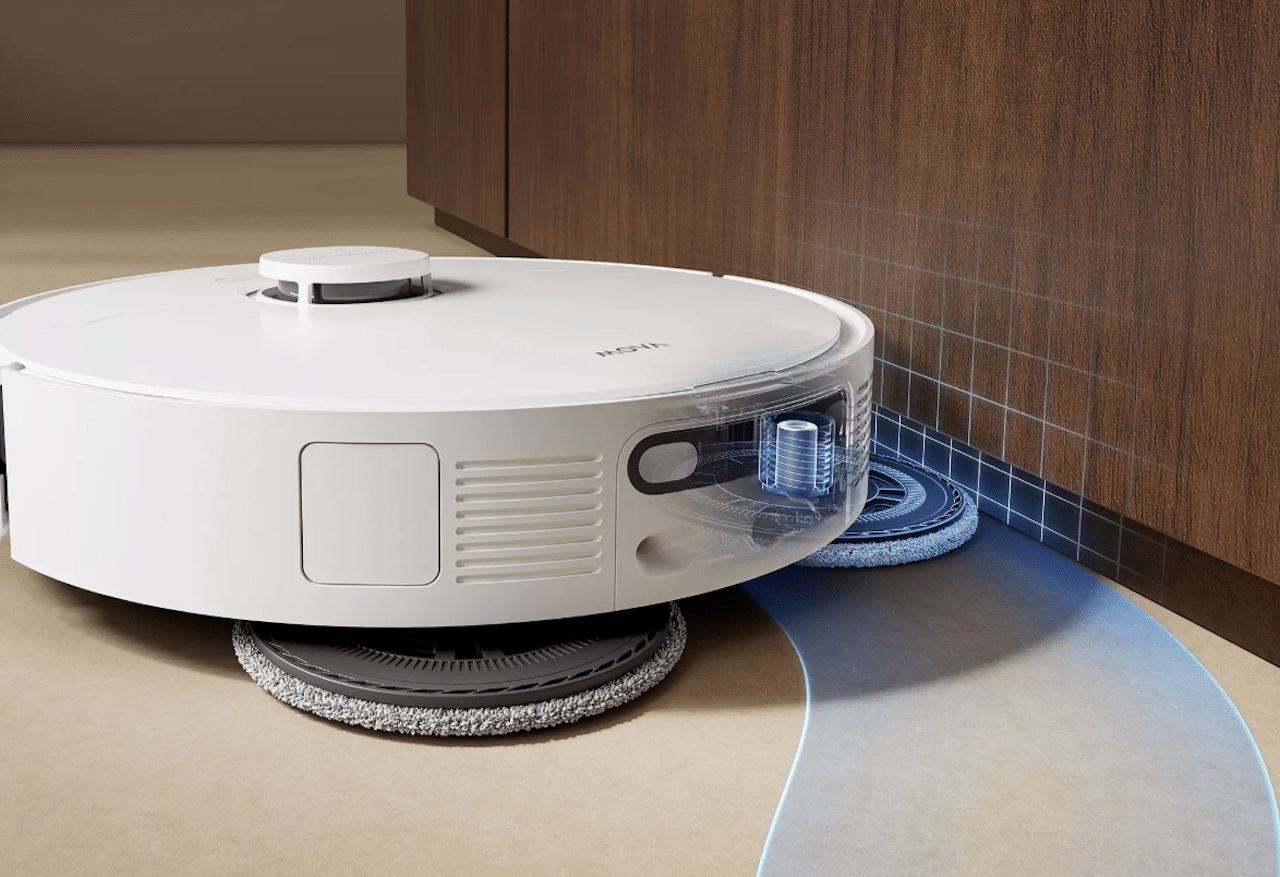 Zoom sur un robot aspirateur laveur de la marque Mova.