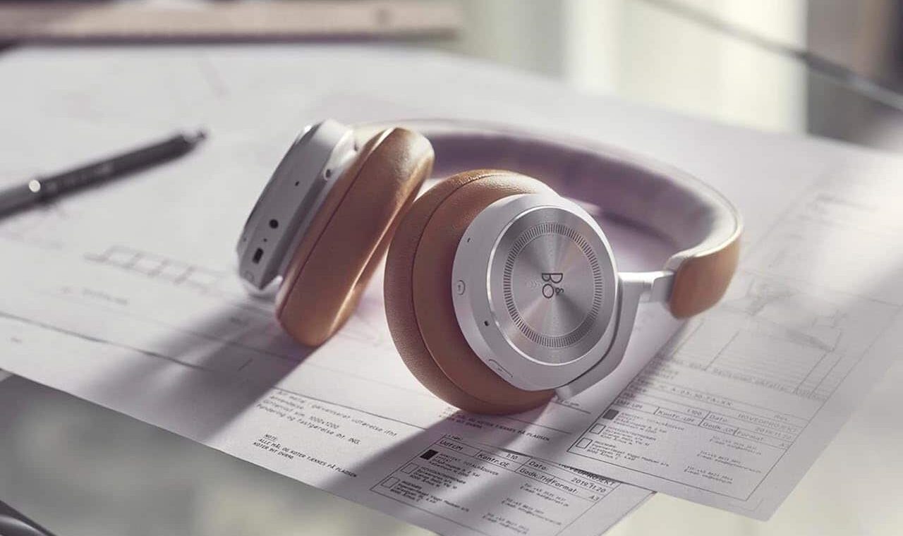 Zoom sur un casque audio de la marque Bang & Olufsen.