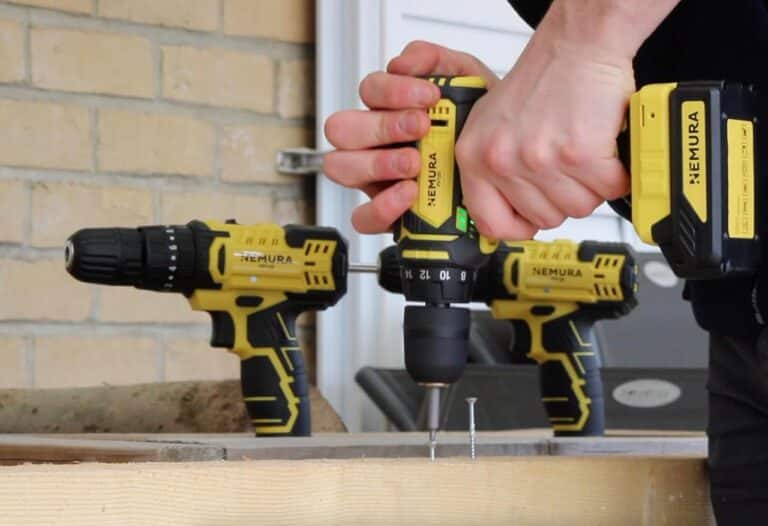 Un homme qui utilise un outil de bricolage de la marque Nemura.