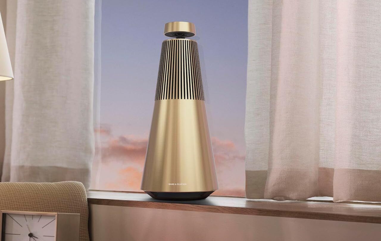 Une enceinte domestique de la marque bang & Olufsen situé près d'une fenêtre.