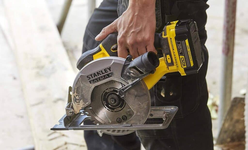 Zoom sur une scie circulaire de la marque Stanley.