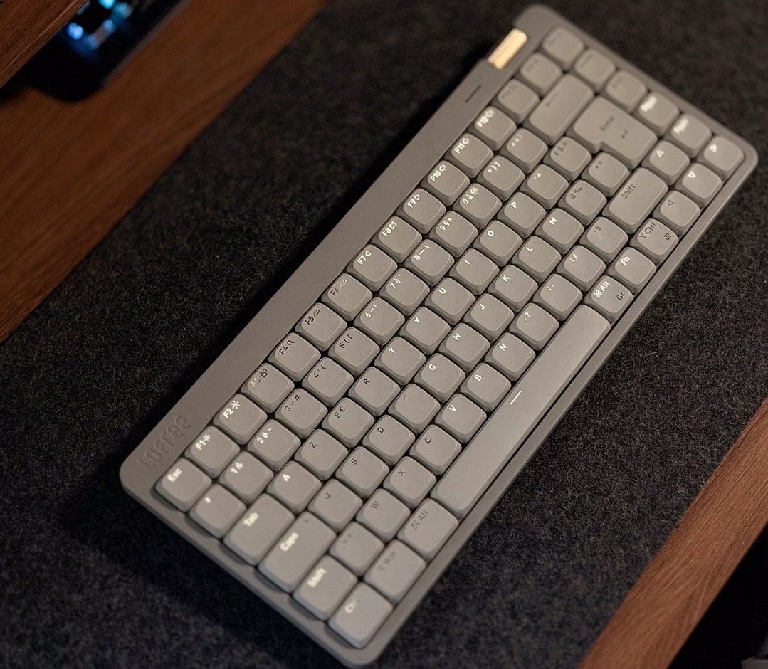 Clavier Lofree Flow Lite 84 posé sur un bureau en bois