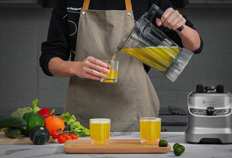 Un homme qui prépare un jus avec un blender de la marque AMZChef.