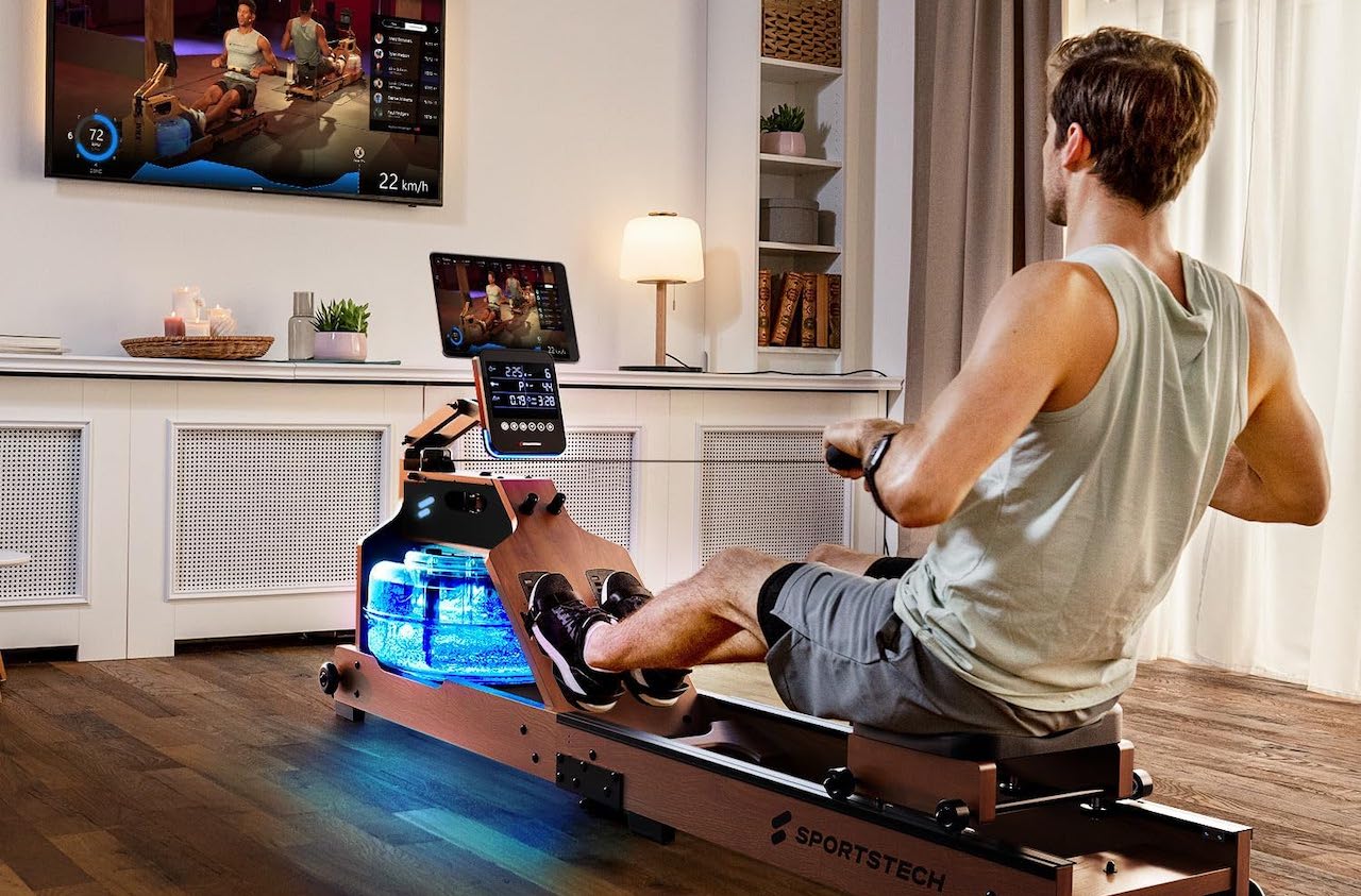 Un homme qui utilise un rameur de chez Sportstech dans son salon.