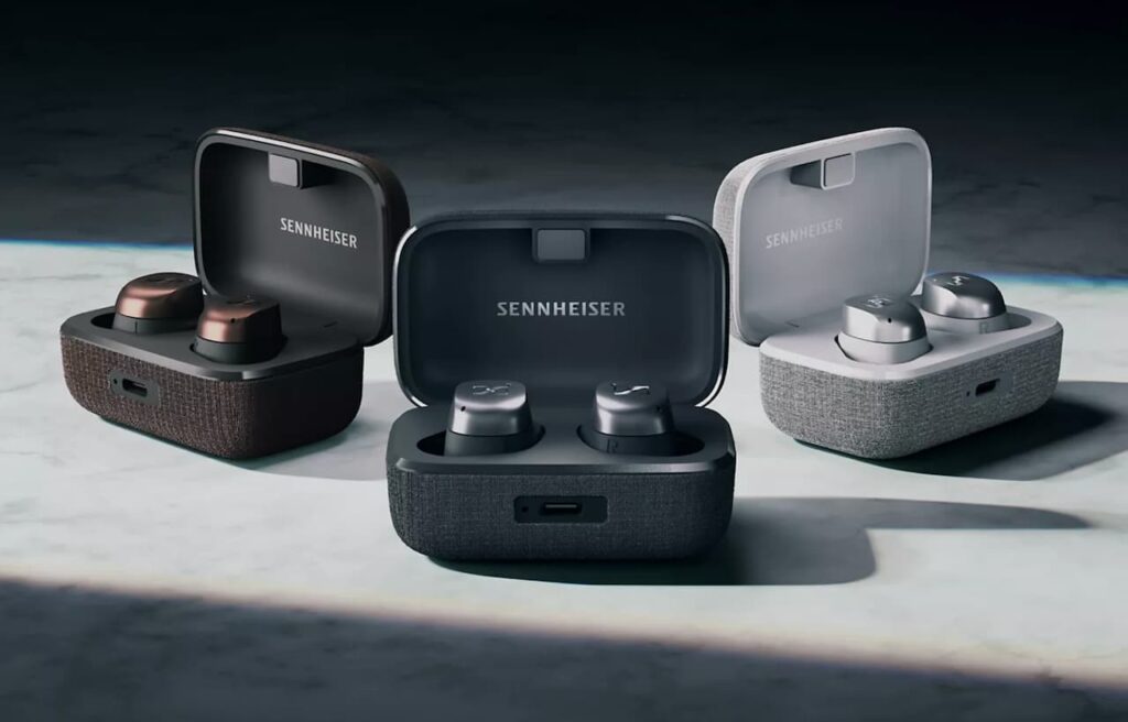 Trois boitiers d'écouteurs de la marque Sennheiser.