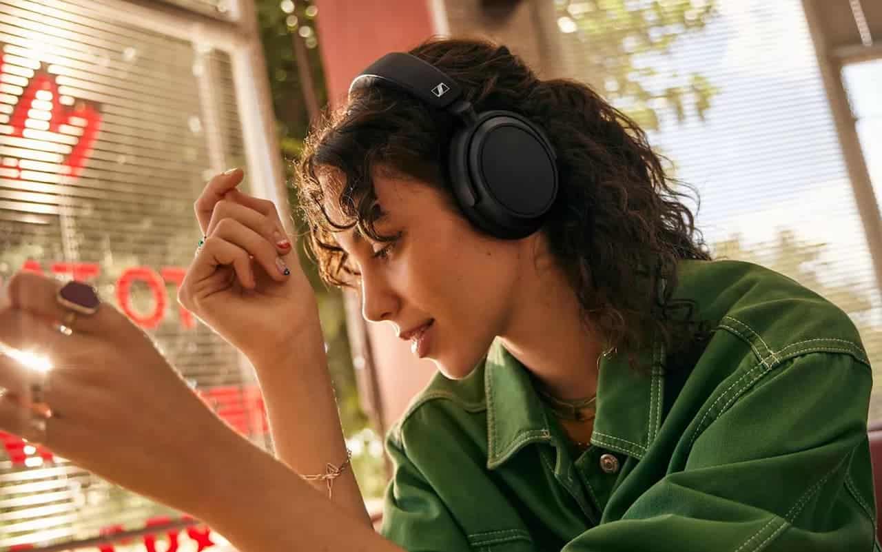 Une femme qui porte un casque audio de la marque Sennheiser.