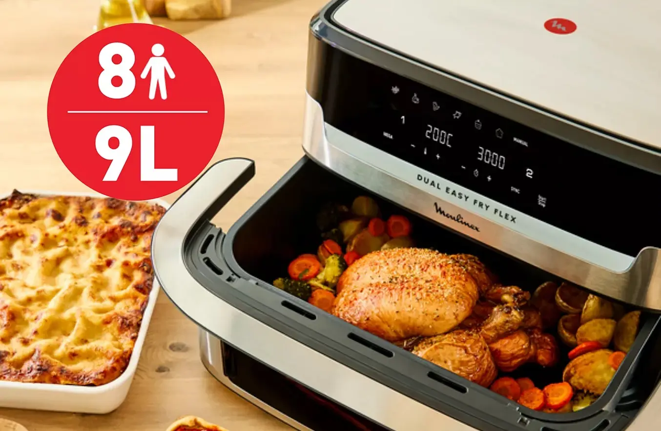 L'aurfryer Mulinex Easy Fry Dual Flex avec son compartiment de cuisson ouvert laissant voir un poulet rôti avec ses légumes