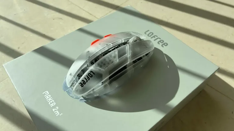 Ma souris Lofree Hypace posée sur sa boite avec un éclairage en plein soleil des rayures d'ombres