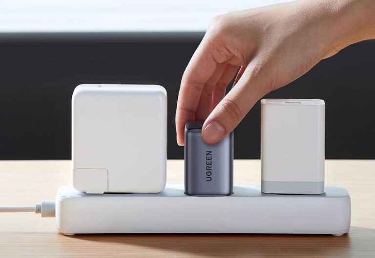 Zoom sur un chargeur UGREEN branché sur une multiprise.