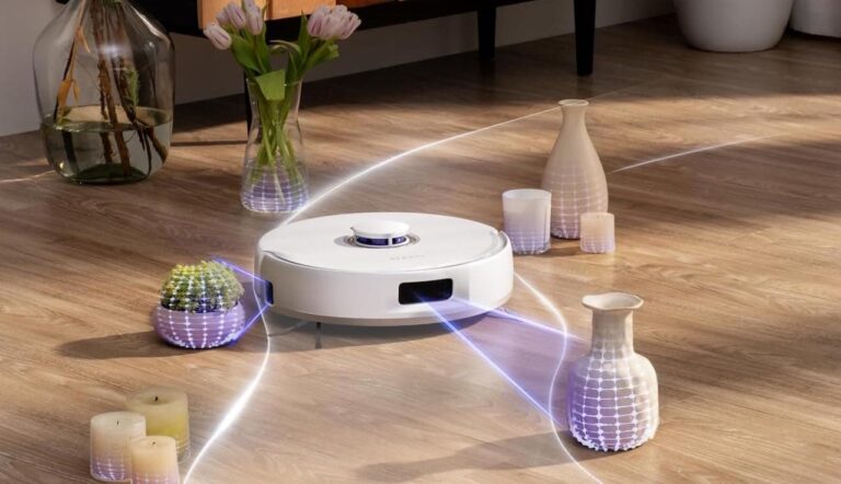 Un aspirateur robot de la marque Narwal qui se déplace sur le parquet d'un salon.