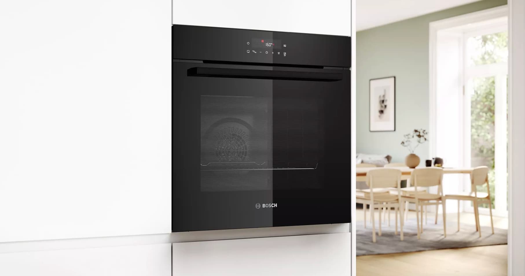 Un four encastrable Bosch dans une cuisine moderne et lumineuse.