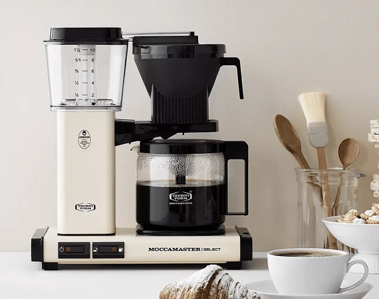 Une machine à café filtre posée sur une table