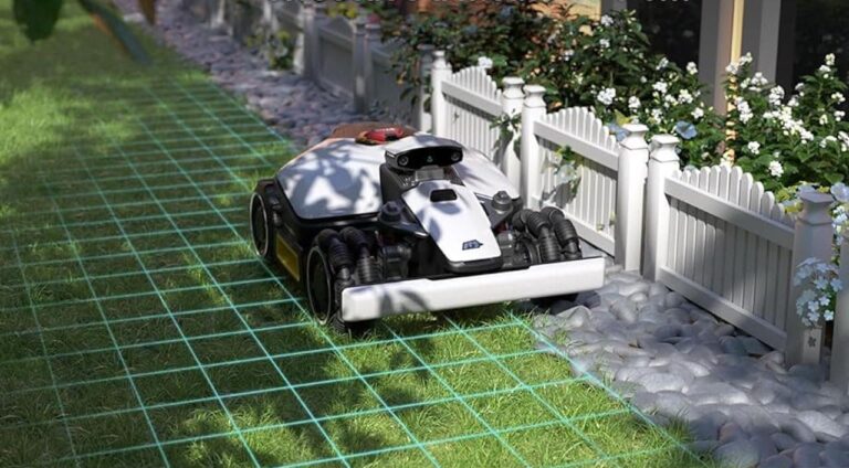 Un robot tondeuse de la marque Mammotion qui tond le bord d'une pelouse.