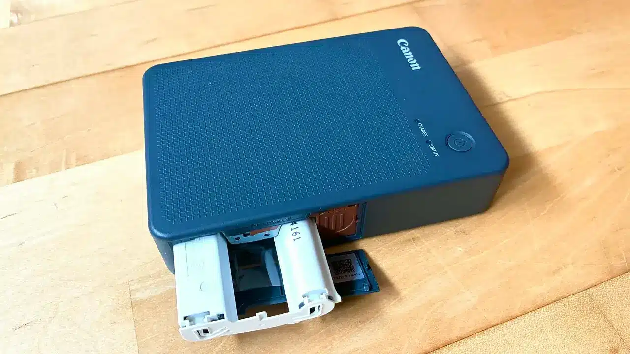 L'imprimante nomade Canon Selphy QX20 avec la cartouche à moitié insérée dans son logement.