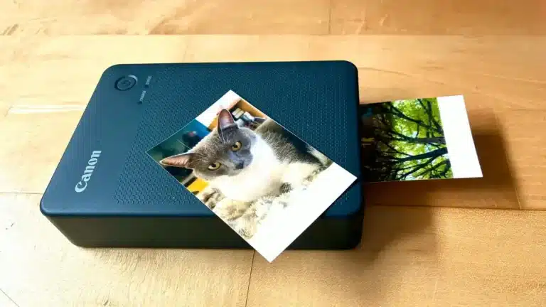 L'imprimante Canon Shelphy QX20 avec une photo posée dessus et une sortant de l'imprimante