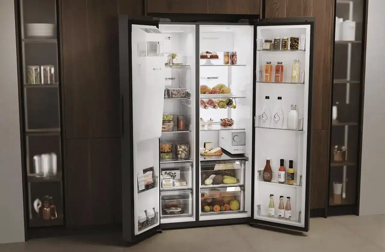 Un réfrigérateur américain dans une cuisine moderne aux ton marron.
