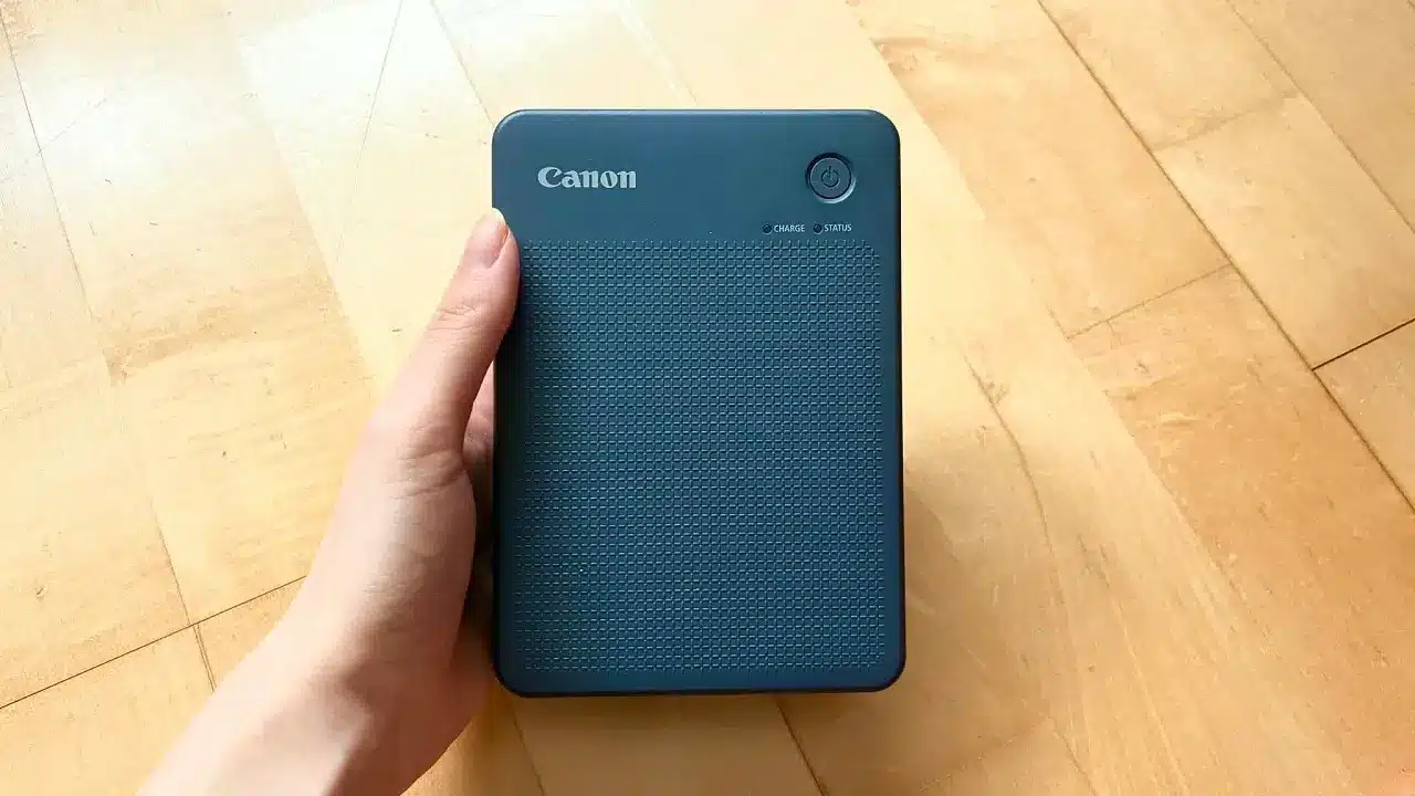 L'imprimante nomade Canon Selphy QX20 tenue dans la main illustrant ainsi sa petite taille