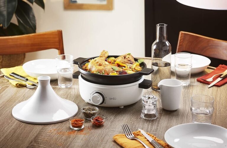 Une tajine de la marque Siméo sur une table à manger.