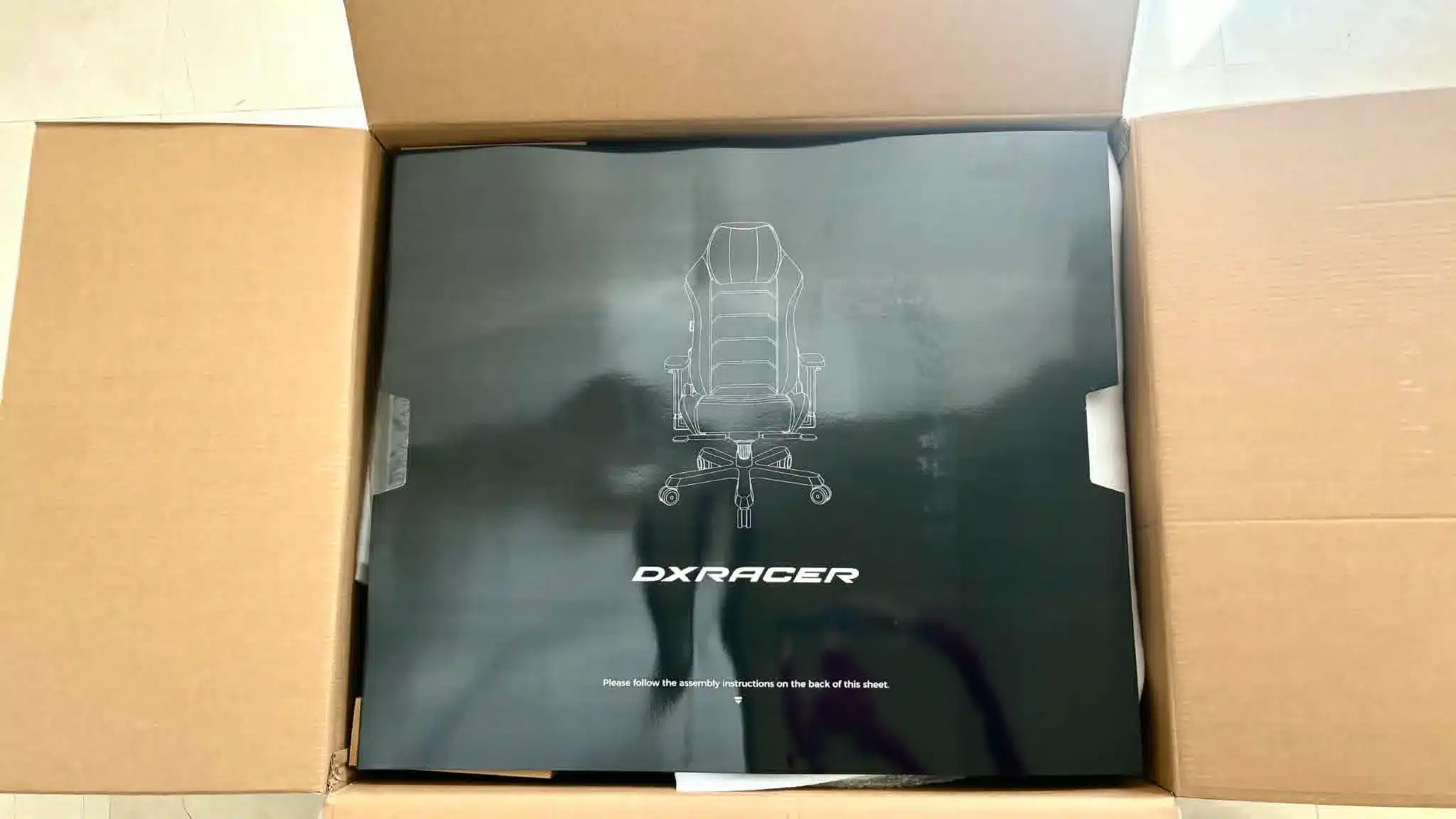 Carton d'emballage ouvert de la chaise gaming DXRACER Master XL