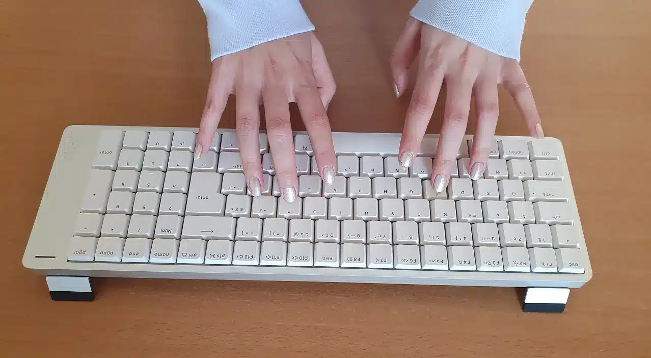 Deux mains sur le clavier Lofree Flow 2