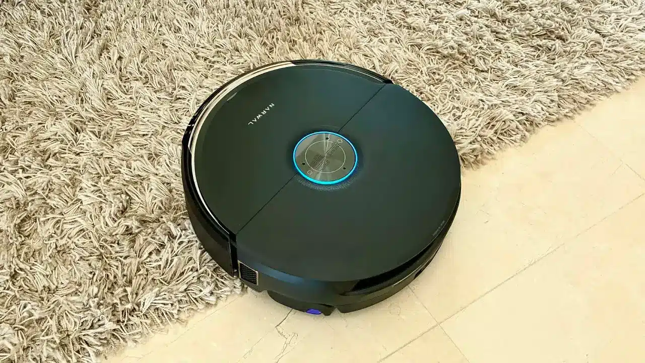 L'aspirateur robot laveur Narwal Flow 2 sur un tapis à poils longs