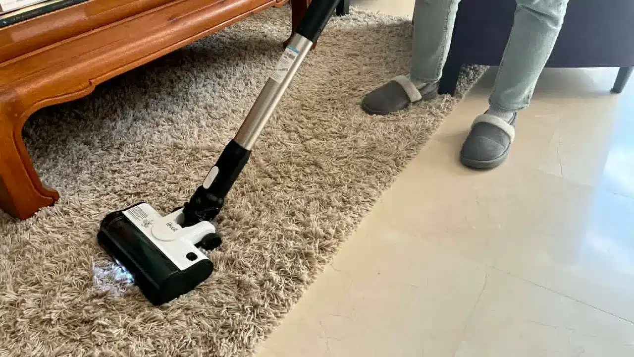 Utilisation de l'aspirateur balai sans fil Levoit LVAC 200 sur tapis à poils longs.