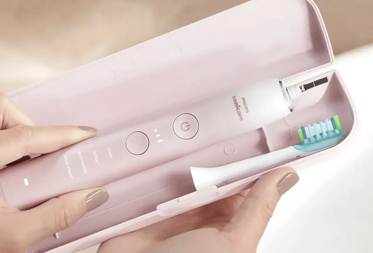 Une brosse à dents électrique Philips dans son boitier.