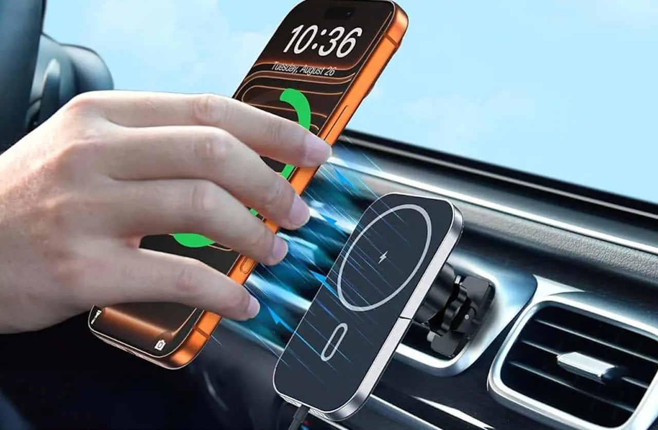 Une personne pose sont téléphone sur le chargeur à induction de sa voiture.