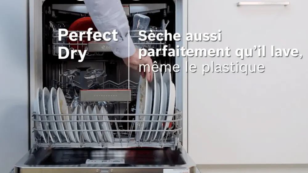 Une personne mettant de la vaisselle sale dans un lave-vaisselle Bosch équipé de la technologie PerfectDry.