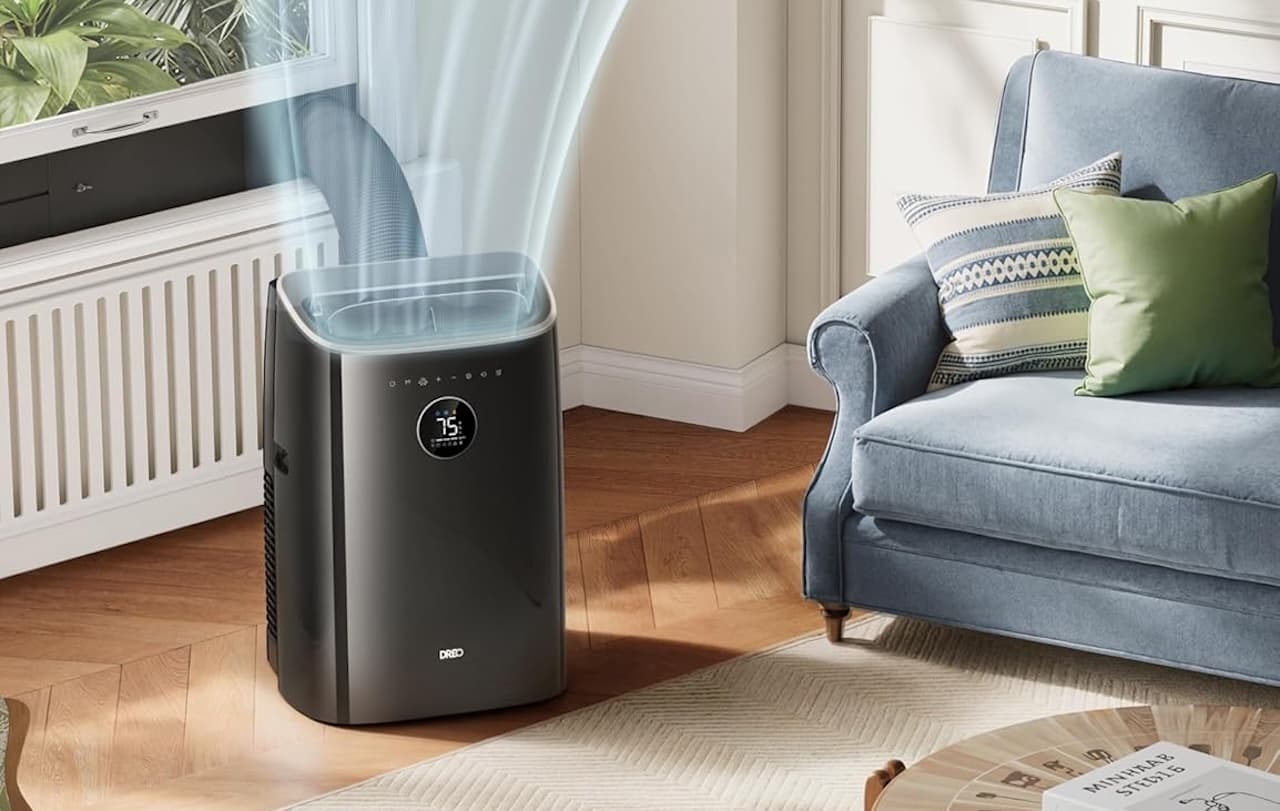 Un climatiseur de la marque Dreo dans un salon lumineux et cocooning.