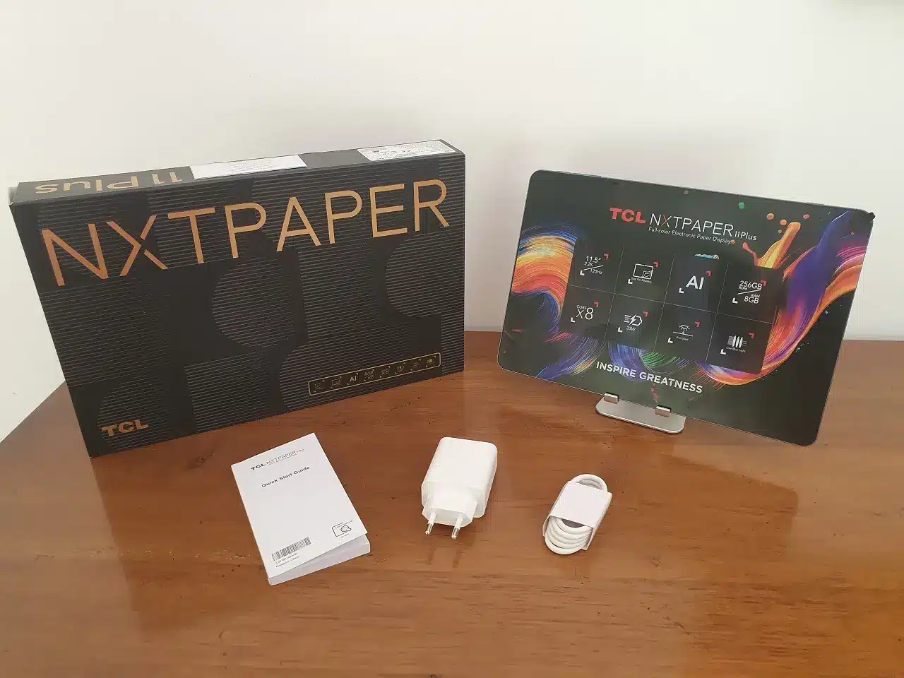 Contenu de la boite de la tablette TCL NXTPAPER 11 Plus.