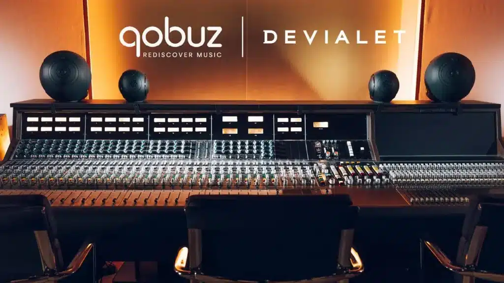 Des enceintes Devialet posées sur une table de mixage professionnelle illustrant l'arrivée de Qibuz Connect sur certains produits Devialet.