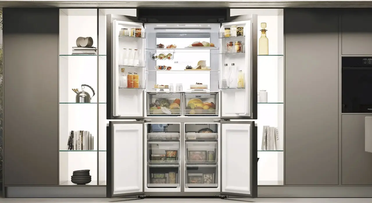 Un réfrigérateur américain ouvert dans une cuisine moderne.