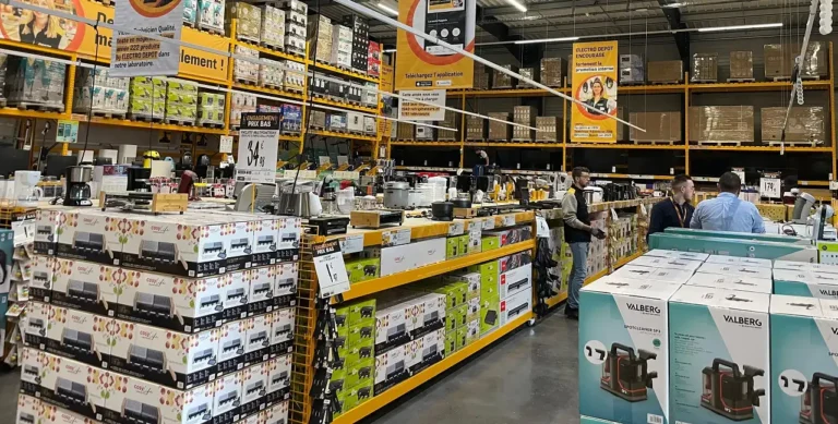 L'intérieur d'un magasin Electro Dépôt où l'on voit des étagères pleines de produits de la marque Valberg.