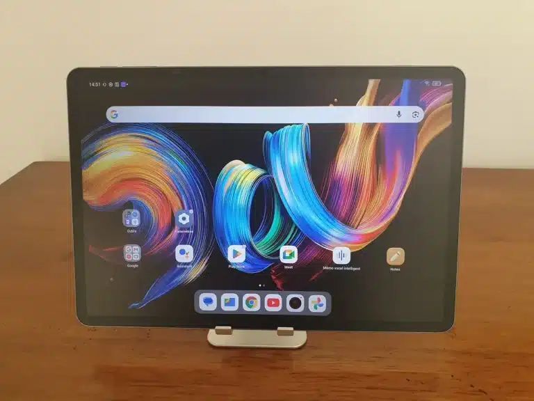 La tablette TCL NXTPAPER 11 Plus posée sur un support.