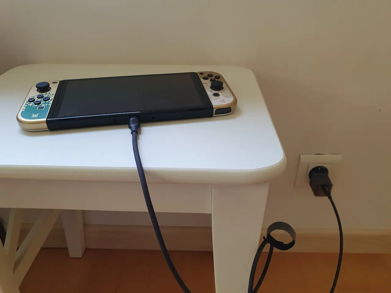 Le chargeur Ugreen Nexode Air 65W et son câble 100W en train de recharger une Nintendo Switch