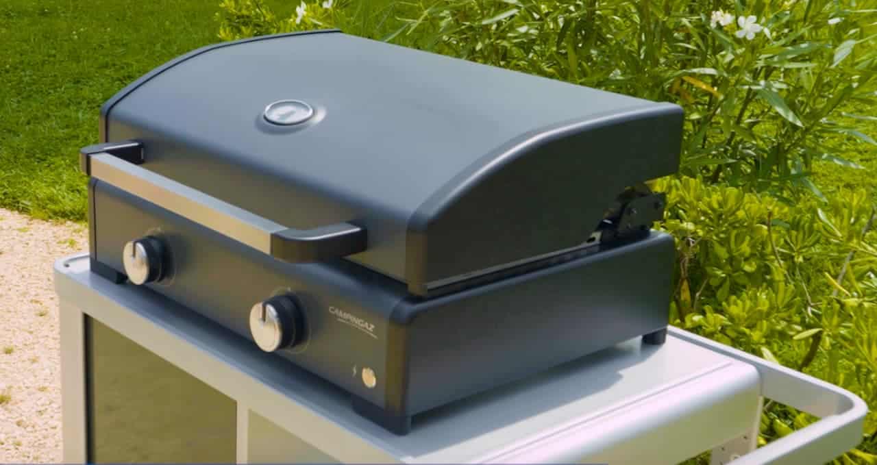 Une plancha de la marque Campingaz sur une table extérieure.