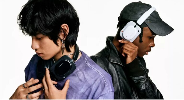 Deux personnes qui portent un casque audio de la marque Nothing.