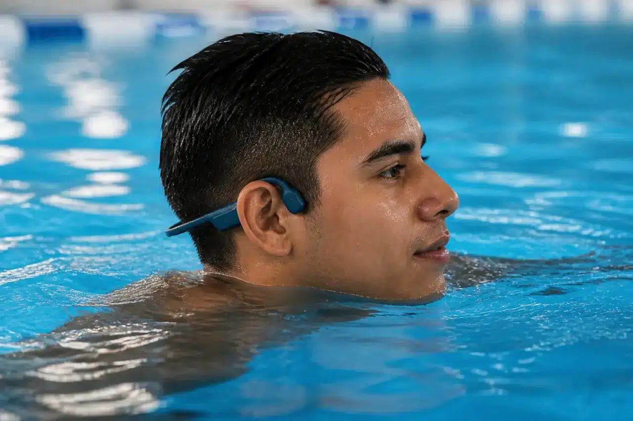 Un nageur portant un casque à conduction osseuse