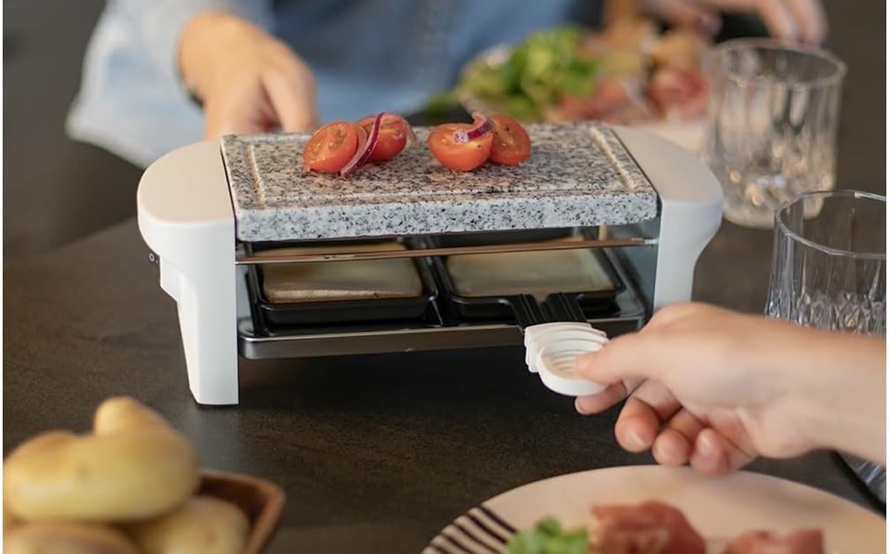 Un mini appareil à raclette de la marque Livoo.