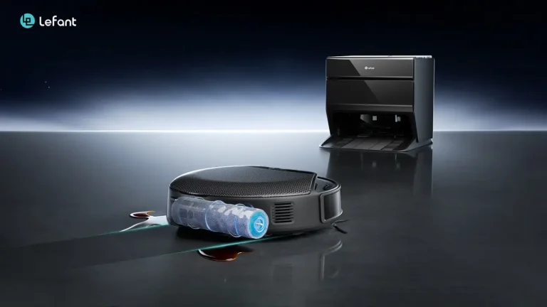 Le robot aspirateur laveur Lefant M5 sortant de sa station. On aperçoit le rouleau laveur par transparence.