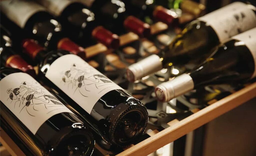 Des bouteilles de vin posées sur des clayettes d'une cave à vin Goguette.