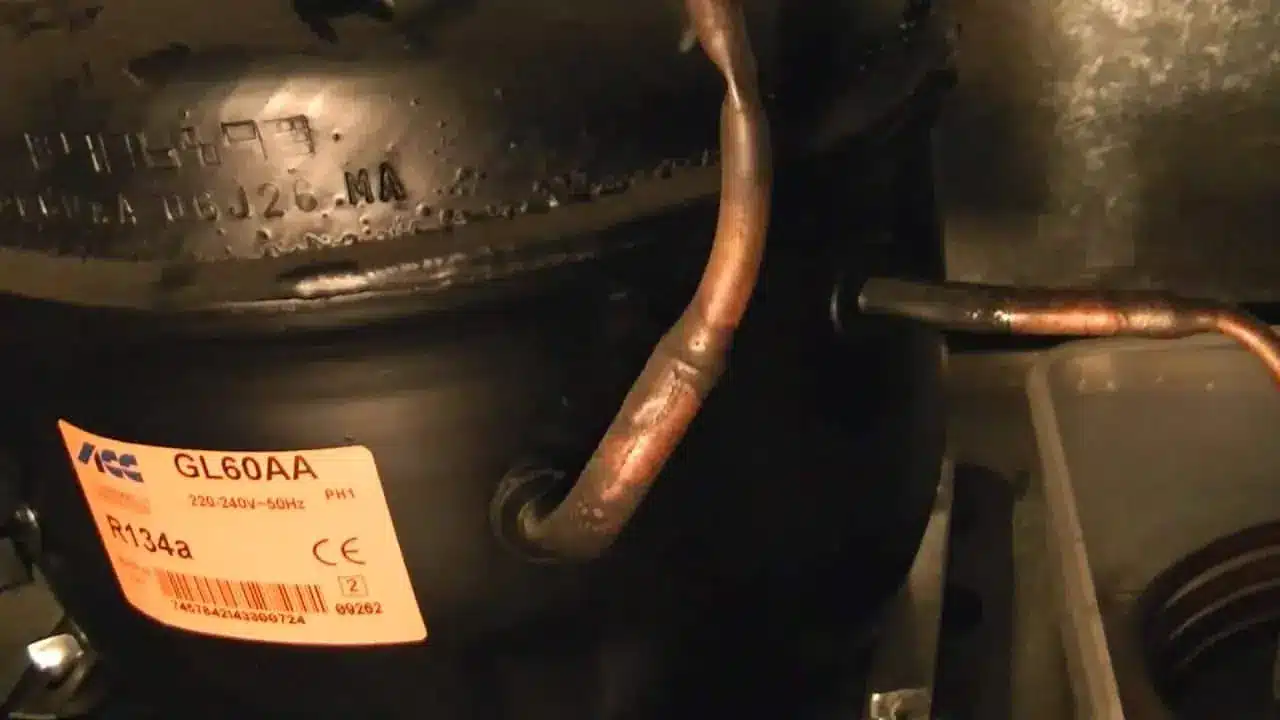 Gros plan sur le compresseur d'une cave à vin